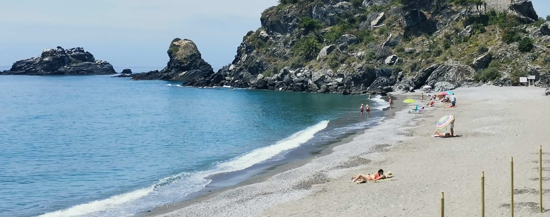 Playa frente al Hotel Casa Blanca y el Peñon de San Cristobal